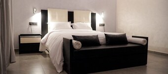 Chic villa with pool and 4 bedrooms and WiFi, in a big Golf Resort