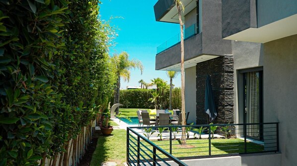 Outdoor dining - Chic villa with pool and 4 bedrooms and WiFi, in a big Golf Resort (Marrakech)