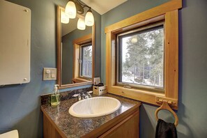 Suihku, hiustenkuivaaja, pyyhkeet, saippua