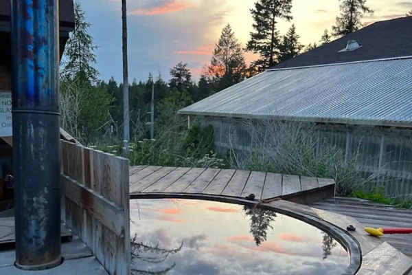 Enjoy our wood fired hot tub, cold plunge and sauna under the stars, or any time