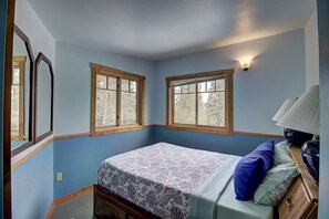 9 makuuhuonetta, työpöytä, silitysrauta/-lauta, vauvan matkasänky