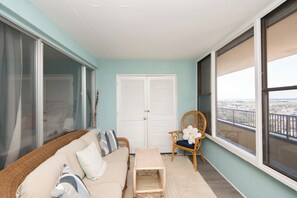 TV connectée, cheminée, livres