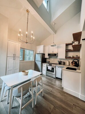 Kylskåp, mikrovågsugn, ugn och spishäll