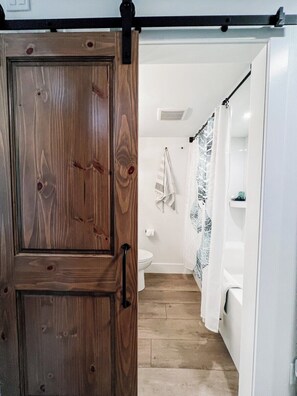 Secadora de cabello, toallas, jabón, papel de baño 