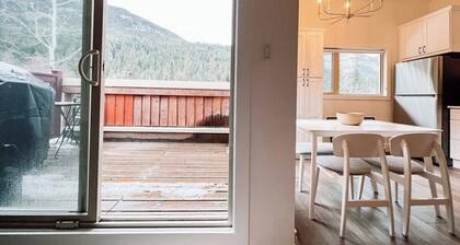 Adventure Awaits: Cozy 2-Bedroom Loft Steps from Ski Lifts and Toby Creek