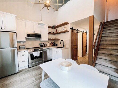 Adventure Awaits: Cozy 2-Bedroom Loft Steps from Ski Lifts and Toby Creek