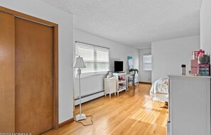 3 bedrooms, desk, WiFi - Sunny Beach House Getaway: 8 Houses to the Beach – Sand, Surf, & Delicious Eats! (Lavallette)