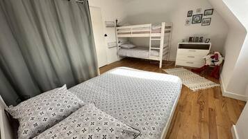 1 slaapkamer, een strijkplank/strijkijzer, reisbedje, gratis wifi