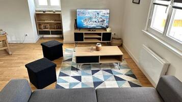 Een smart-tv en boeken