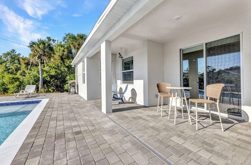 This modern spacious and well decorated 5 beds house is an ideal place to relax!