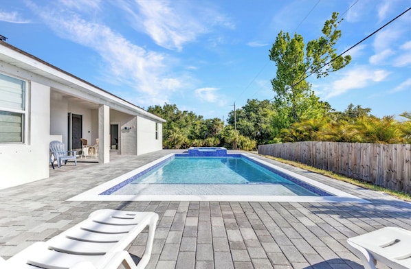 Una piscina al aire libre, una piscina climatizada