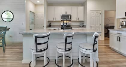 This modern spacious and well decorated space is the ideal place to relax!