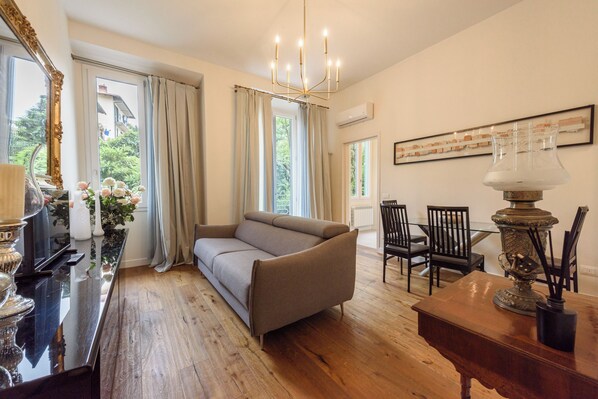 Comfort Condo, Balcony | Living area | Flat-screen TV - Silvy & Paul apartment by MMega (Florence)