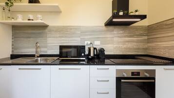 Appartamento Comfort, balcone | Cucina privata | Frigorifero, piano cottura, pentole/stoviglie/utensili