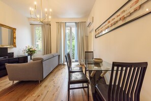Comfort appartement, balkon | Woonruimte | Flatscreentelevisie
