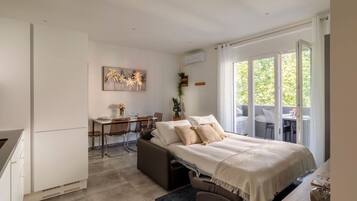 1 chambre, bureau, fer et planche Ă repasser, lit parapluie