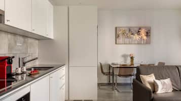 Coffee/tea maker, fridge, oven, stovetop