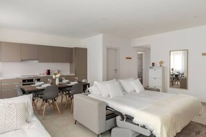 2 bedrooms, desk, iron/ironing board, travel cot - Large flat for up to 8 people with parking & AC (Lugano)