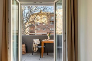 Interior - Large flat for up to 8 people with parking & AC (Lugano)