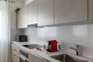 冷蔵庫、オーブン、コンロ、食器洗い機