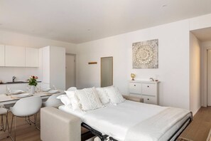 2 chambres, bureau, fer et planche à repasser, lit de bébé portatif
