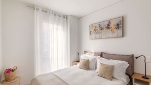 2 soverom, skrivebord, strykejern/-brett og reiseseng for barn