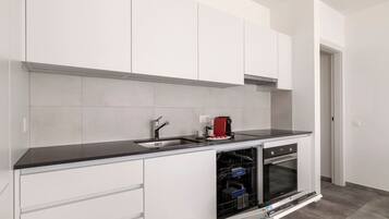 Frigorífico, microondas, horno y placa de cocina