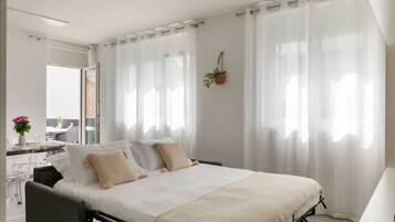 2 habitaciones, escritorio y tabla de planchar con plancha