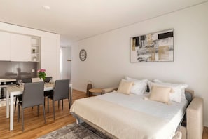 2 slaapkamers, een bureau, een strijkplank/strijkijzer, reisbedje