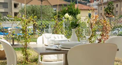 Charming new Apt with AC, private garden & garage