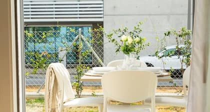 Charming new Apt with AC, private garden & garage