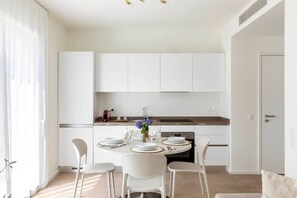 Fridge, microwave, oven, stovetop - Charming new Apt with AC, private garden & garage (Viganello)