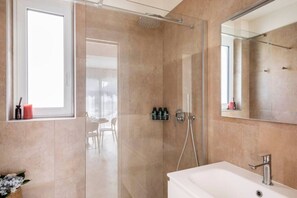 Haartrockner, Handtücher, Seife, Shampoo