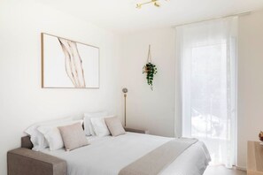 1 sovrum, skrivbord, strykjärn/strykbräda och resesäng