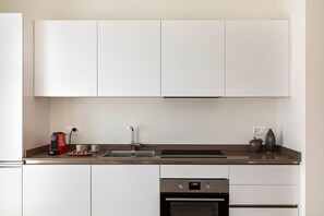 Kühlschrank, Mikrowelle, Ofen, Herdplatte