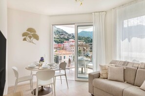 TV - Elegant new Apt with AC, private balcony & garage (Viganello)