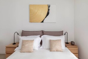 1 slaapkamer, een bureau, een strijkplank/strijkijzer, reisbedje