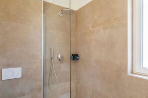 Hair dryer, towels, soap, shampoo - Elegant new Apt with AC, private balcony & garage (Viganello)