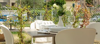 Charming new Apt with AC, private garden & garage