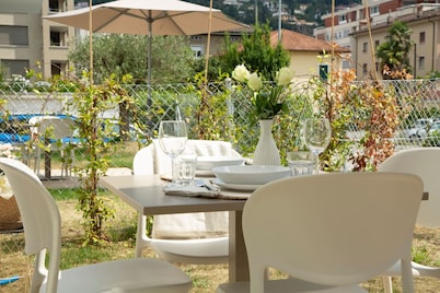 Charming new Apt with AC, private garden & garage