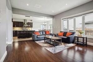 TV - Spacious 5 Bedroom Home in London

 (London)