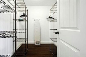 Interior - Spacious 5 Bedroom Home in London

 (London)