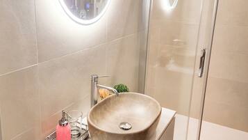 Luxury-Suite | Badezimmer | Dusche, Regendusche, kostenlose Toilettenartikel, Haartrockner
