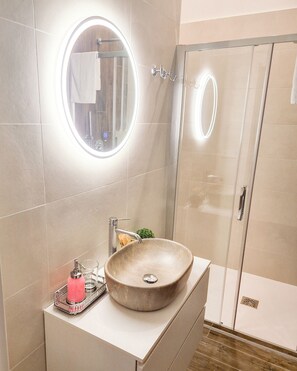 奢华套房 | 浴室 | 淋浴设施、大花洒淋浴喷头、免费洗浴用品、吹风机