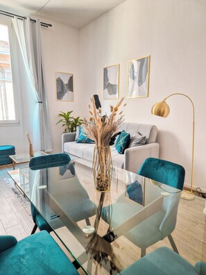 奢华套房 | 起居区 | 智能电视