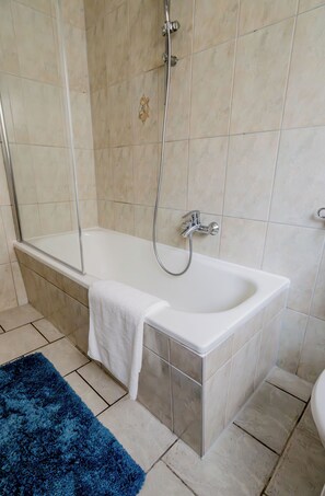 Hair dryer, towels, soap, toilet paper - janu-homes - 3 room apartment - 7 beds, Lahnblick from Rheinberg (Runkel)