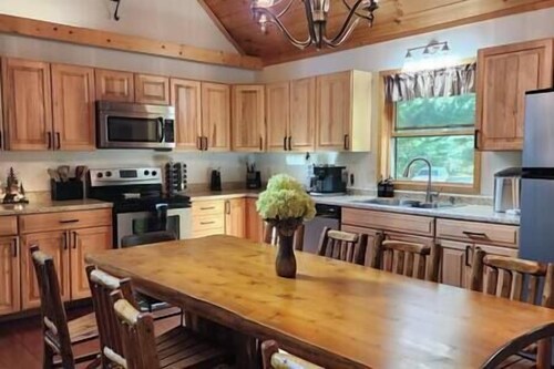 Black Bear Retreat-Hot Tub, Pet Friendly, Game Room