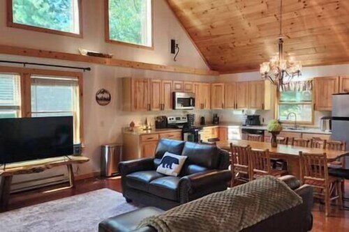 Black Bear Retreat-Hot Tub, Pet Friendly, Game Room