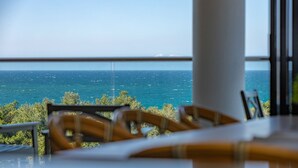 Un espace repas avec vue sur la mer.
