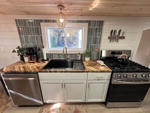 Microwave, oven, stovetop, dishwasher - Boho 1-bedroom house with WiFi, AC in downtown Manistee (Manistee)